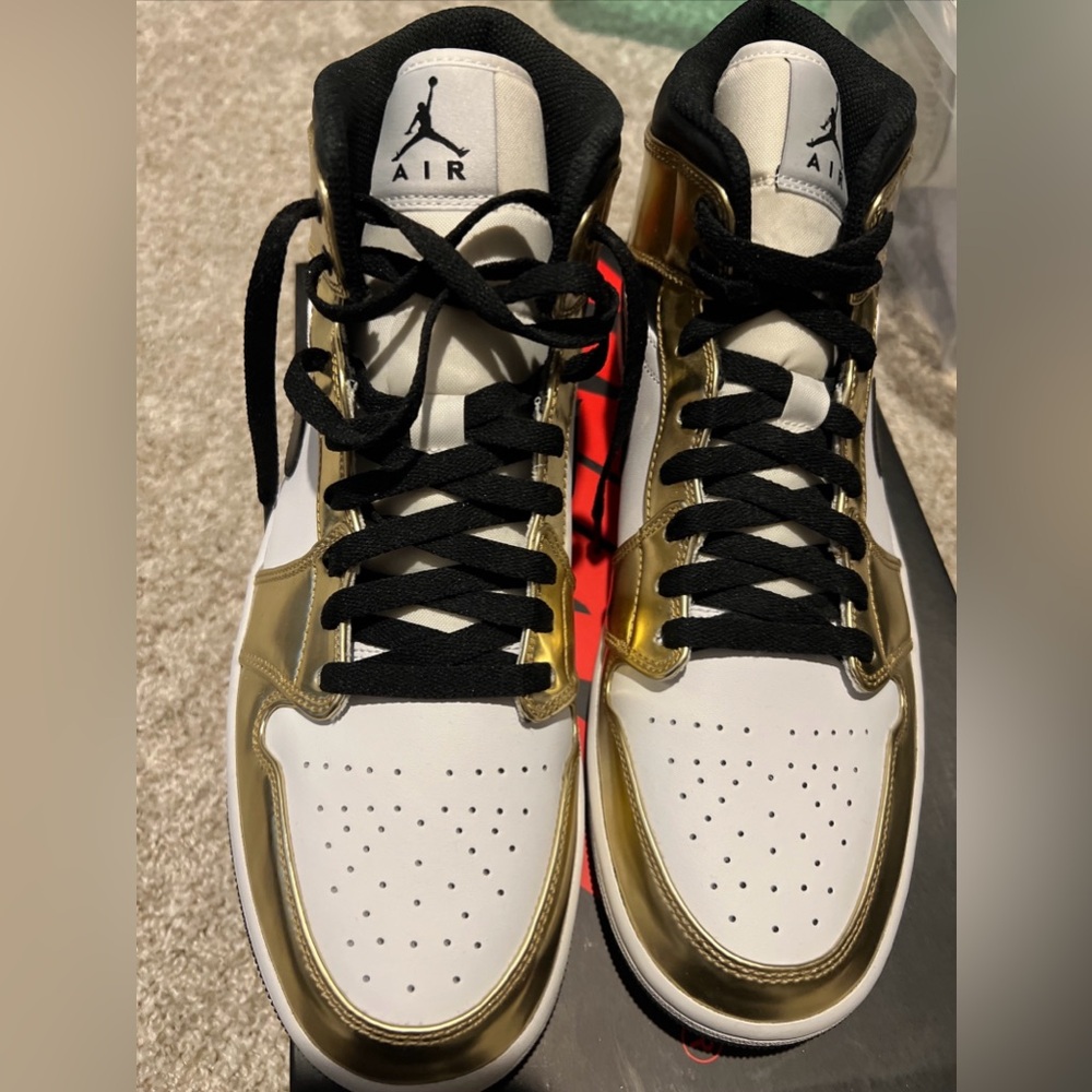 Jordan 1 Mid
Metallic Gold Black White
